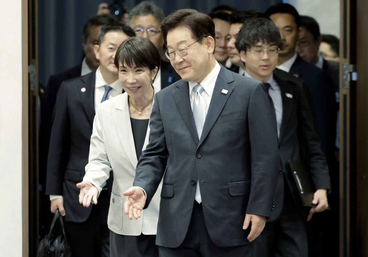 이재명 대통령과 다카이치 사나에 일본 총리가 19일 경북 안동의 한 호텔에서 공동언론발표를 하기 위해 입장하고 있다./사진제공=뉴스1(청와대통신사진기자단)