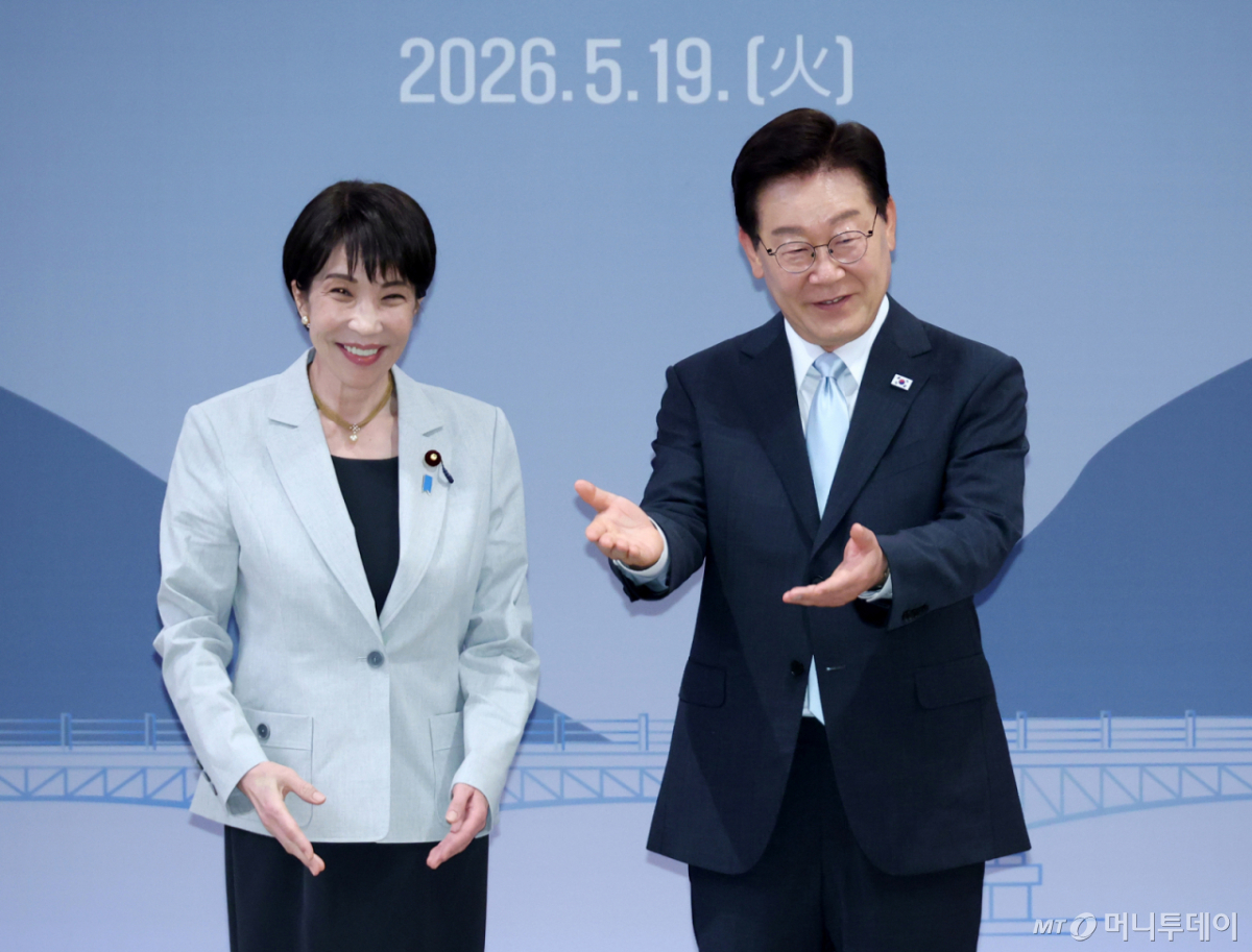 이재명 대통령이 19일 경북 안동시 한 호텔에서 열린 다카이치 사나에 일본 총리와 확대 정상회담에서 기념촬영을 마친 뒤 자리 안내를 하고 있다./사진제공=뉴스1