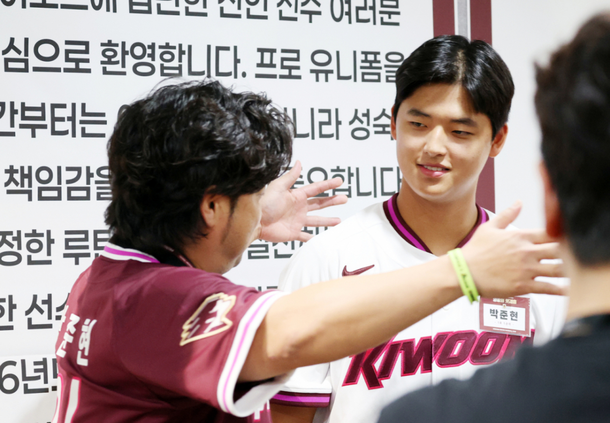 키움 1순위 지명된 박준현이 24일 고척스카이돔에서 열린 키움 2026 새내기들 환영행사에서 아버지 박석민에게 유니폼을 입혀주고 있다. 모자를 쓰라는 아내의 요청을 거부하고 있는 박석민. 거부하는 이유는 사진을 통해 쉽게 확인이 가능하다. 박준현의 아버지로 유명해지고 있는 박석민이 2026 키움 신인선수 환영식 '영웅의 첫걸음'에서 아들이 입혀주는 유니폼을 입으며 기분좋은 시간을 보내던 중 아내의 장난기에 당황스런 상황을 맞고있다. 선수시절 장난기 넘쳤던 박석민보다 한 술 더 뜨는 아내가 있었다니......... 영상으로 확인해보자. 세상을 다 가진 아빠 박석민도 확인해보자 /사진=강영조 cameratalks@