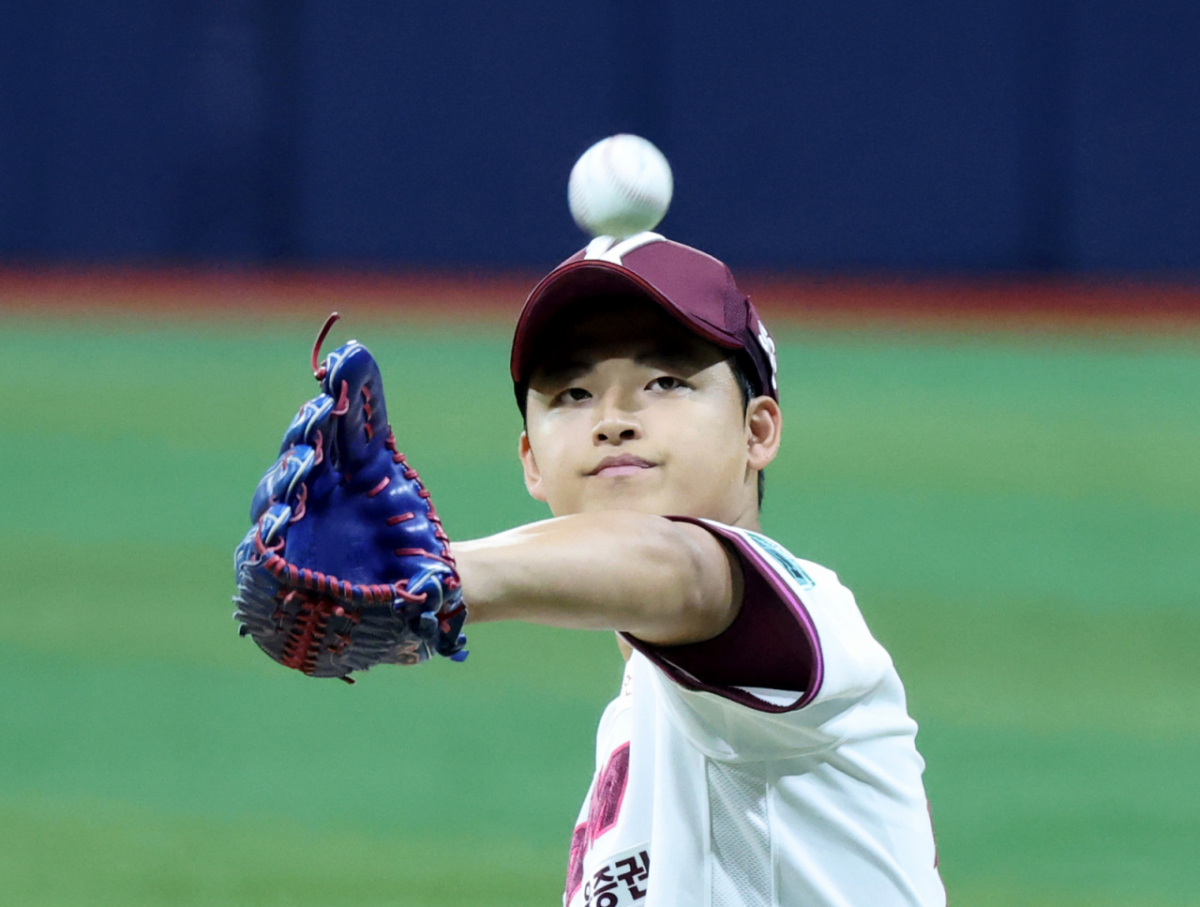 키움 우완투수 박준현이 10일 고척스카이돔에서 열리는 2026KBO리그 KT위즈와 키움히어로즈 경기 1회초 1사 1,3루 위기를 병살로 넘기고 있다. 2026.05.10. 1회초 1사 1,3루 위기에서 KT 4번타자 장성우를 병살타로 처리한 박준현이 더그아웃으로 향하고 있다. /사진=강영조 cameratalks@