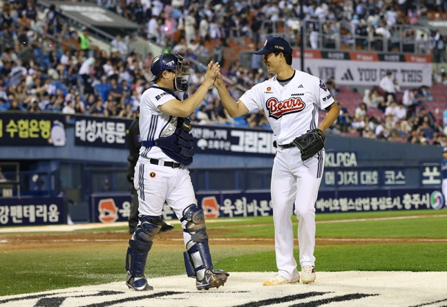 두산 베어스 투수 최민석(오른쪽)이 19일 서울 잠실야구장에서 열린 NC 다이노스와 2026 신한 SOL KBO리그 홈경기에 선발 등판해 이닝을 실점 없이 막아내고 양의지와 하이파이브를 하고 있다. /사진=두산 베어스 제공