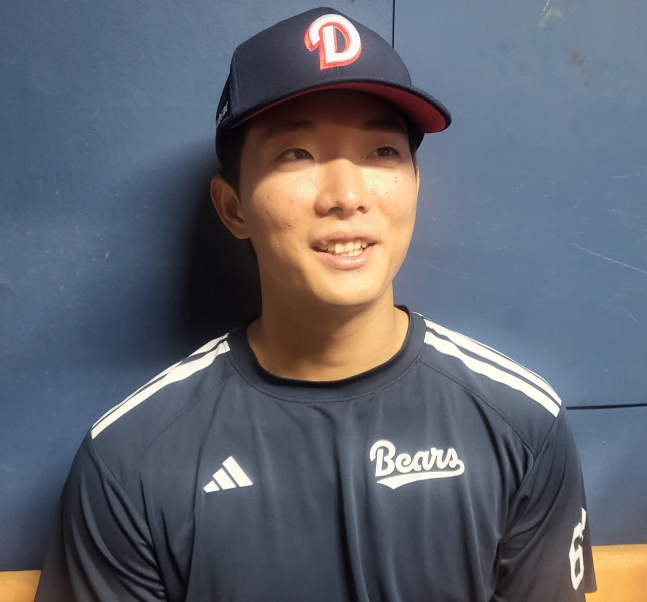 두산 베어스 투수 최민석이 19일 서울 잠실야구장에서 열린 NC 다이노스와 2026 신한 SOL KBO리그 홈경기에 선발 등판해 승리를 따낸 뒤 취채진과 인터뷰를 하고 있다. /사진=안호근 기자