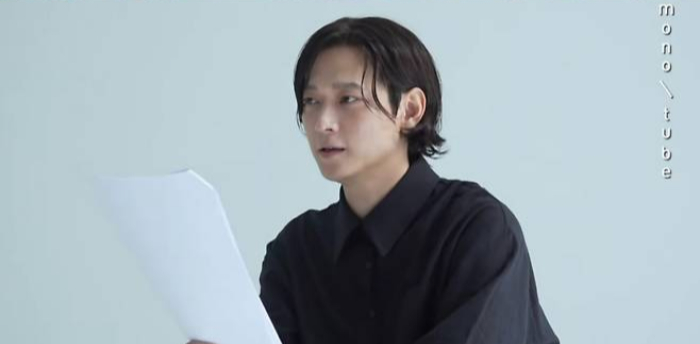 대학 동문 폭로에 대해 강동원은 2020년 6월 유튜브 채널 '모노튜브'에 출연해 한 차례 해명한 바 있다. 그는 "저도 인터넷에 돌아다니는 글을 봤다. 우리 과 주점만 잘된 건 아니었다"고 밝혔다. 강동원은 '안주를 만들었다'는 내용에 대해서도 "저는 음식과 술을 날랐다. 1학년이 했어야 했기 때문"이라며 "잘 기억은 안 나지만 열심히 했다. (주점 일이) 다 끝나고 선배들과 술을 마셨다"고 부연했다. /사진=유튜브 채널 '모노튜브'