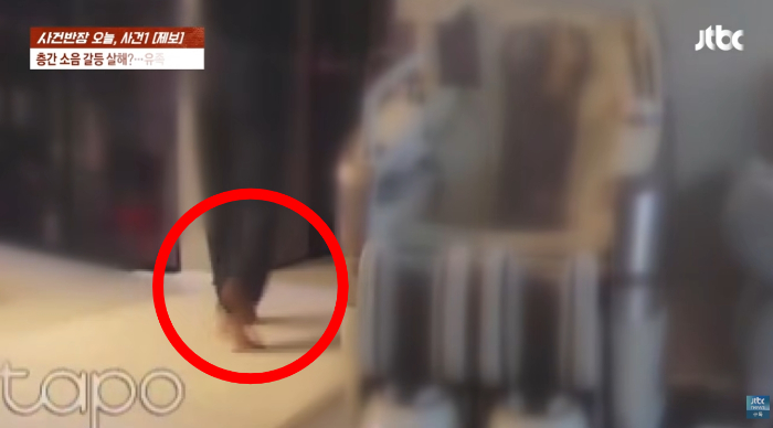 대구 한 아파트에서 이웃 주민을 흉기로 살해한 20대 남성이 구속됐다. 남성은 층간소음에 불만을 품고 범행을 저질렀다고 했지만, 유족은 "층간소음이라고 할 만한 소리를 내지 않았다"며 억울함을 호소하고 있다. 사진은 범행 피해 전 방음 매트 위를 걷고 있는 피해자 사진. /사진=JTBC '사건반장'