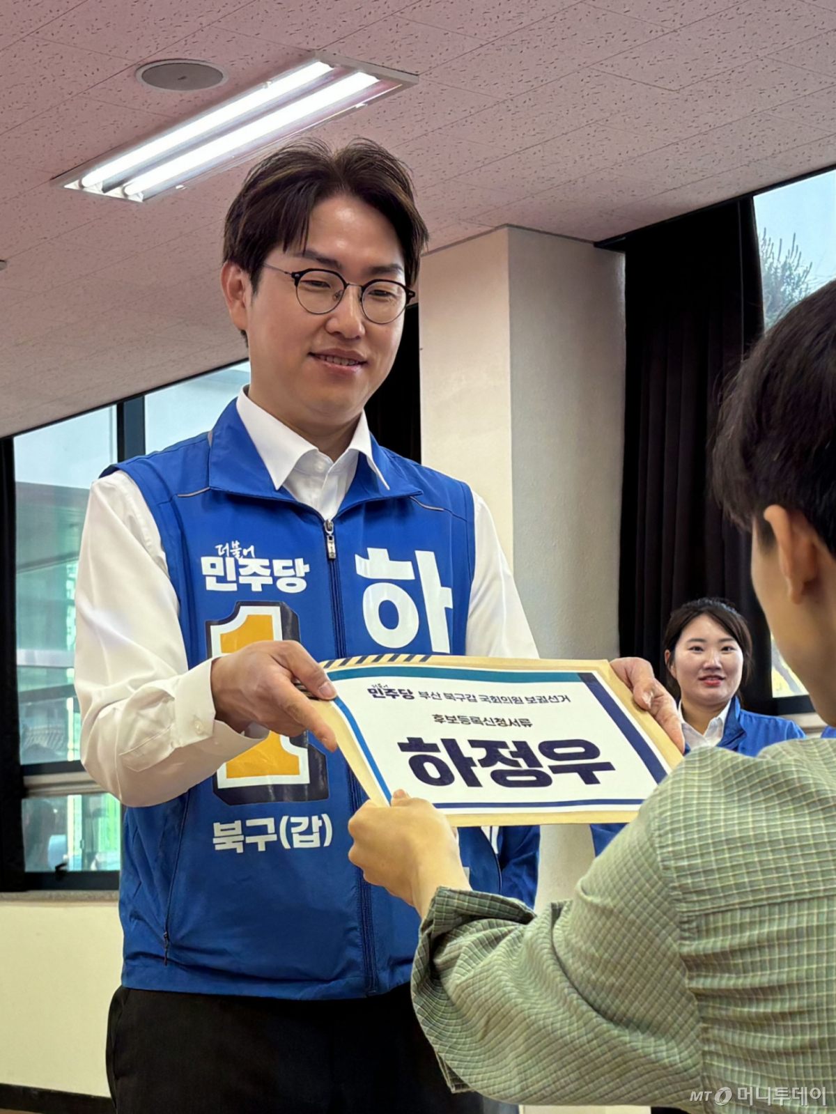 (부산=뉴스1) 홍윤 기자 = 하정우 더불어민주당 부산 북구갑 국회의원후보가 6.3 보궐선거 본 후보 등록 첫 날인 14일 북구선거관리위원회에서 후보을 하고 있다. 2026.5.14/뉴스1 Copyright © 뉴스1. All rights reserved. 무단 전재 및 재배포, AI학습 이용 금지. /사진=(부산=뉴스1) 홍윤 기자