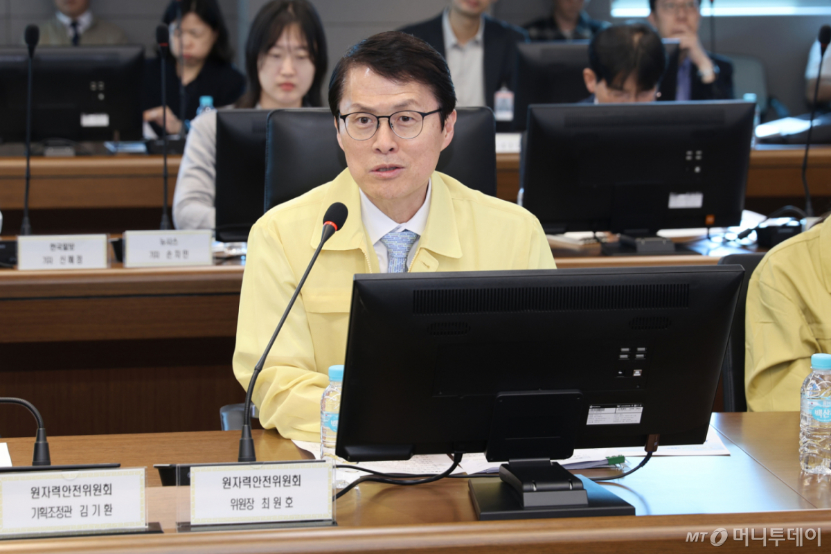 원자력안전위원회는 국민주권정부 출범 1년을 맞아 19일 울산 울주군 새울 원전에서 현장 간담회를 열고 새울 4호기 안전 규제 현장을 공개했다. 최원호 위원장이 브리핑에서 발언하고 있다. /사진=원자력안전위원회