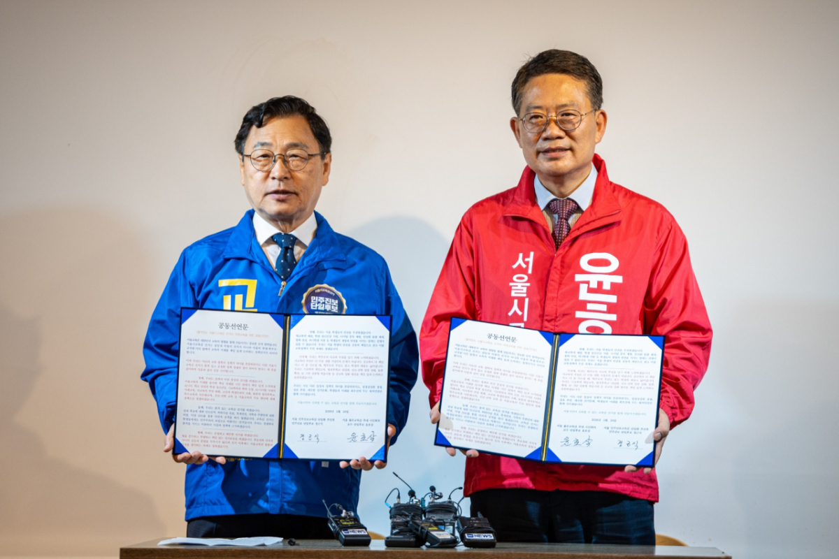 서울시교육감 선거에 출마한 정근식 진보진영 단일후보(왼쪽)와 윤호상 보수진영 단일후보는 20일 오전 9시 서울 종로구 문화공간온에서 공동 기자회견을 열고 '품격 있는 서울시교육감 선거와 미래교육을 위한 공동선언'을 발표했다./사진제공=정근식 서울시교육감 후보 선거캠프