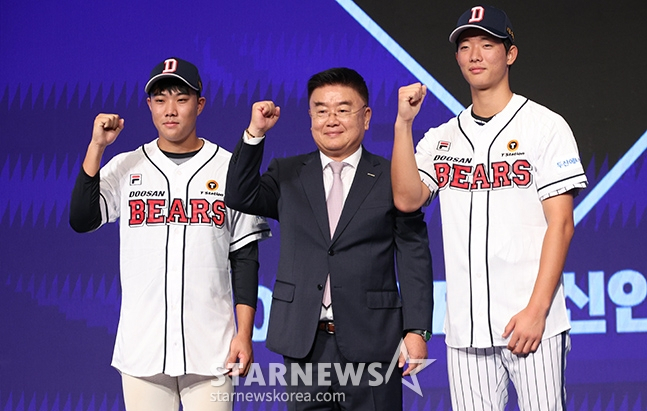 2024년 9월 열린 2025 신인 드래프트에서 두산 1라운드 박준순(왼쪽부터)과 김태룡 단장, 2라운드 최민석이 기념촬영을 하고 있다. /사진=김진경 대기자