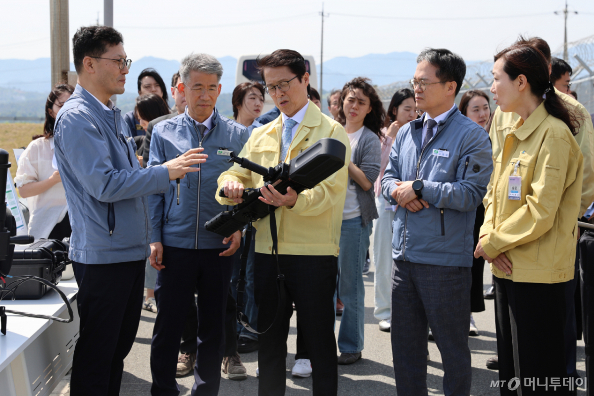 원자력안전위원회는 국민주권정부 출범 1년을 맞아 19일 울산 울주군 새울 원전에서 현장 간담회를 열고 새울 4호기 안전 규제 현장을 공개했다. 사진은 최원호 위원장이 새울원전 현장에서 열린 드론 대응훈련을 참관하는 장면. /사진=원자력안전위원회