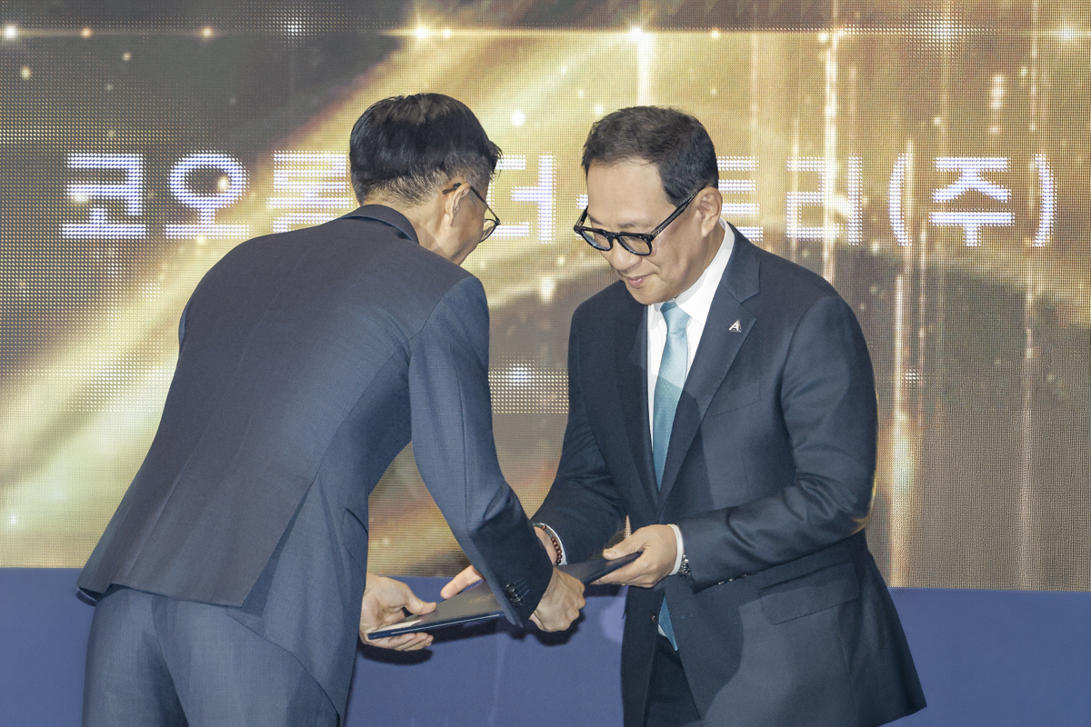 허성 코오롱인더스트리 사장이 19일 서울 강서구 코엑스 마곡에서 개최된 제61회 발명의 날 기념식에서 대통령 표창을 받고 있다. /사진=코오롱인더스트리
