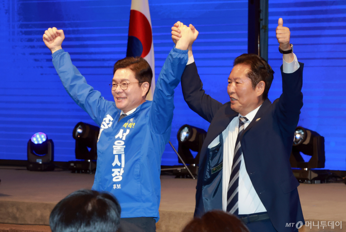 (서울=뉴스1) 황기선 기자 = 더불어민주당 상임총괄선대위원장인 정청래 대표가 11일 서울 영등포구 여의도 중소기업중앙회 KBIZ홀에서 열린 서울 공천자대회에 참석해 정원오 서울시장 후보와 손을 번쩍 들어올리고 있다. (공동취재) 2026.5.11/뉴스1 Copyright © 뉴스1. All rights reserved. 무단 전재 및 재배포, AI학습 이용 금지. /사진=(서울=뉴스1) 황기선 기자