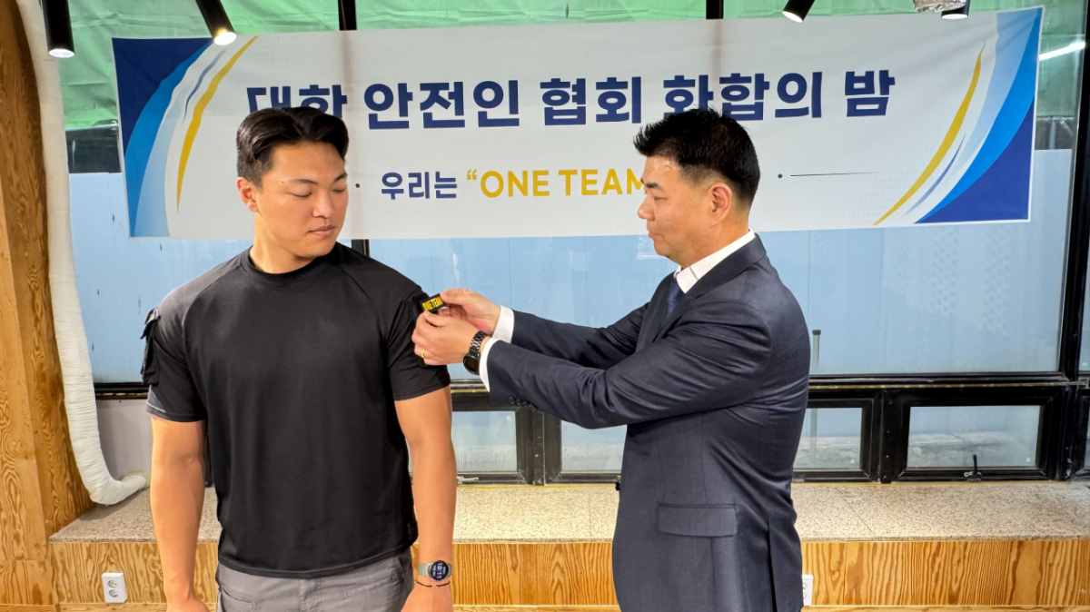김성식 대한안전인협회장(오른쪽)이 회원들에게 '원팀'패치를 수여했다./사진=권현수기자