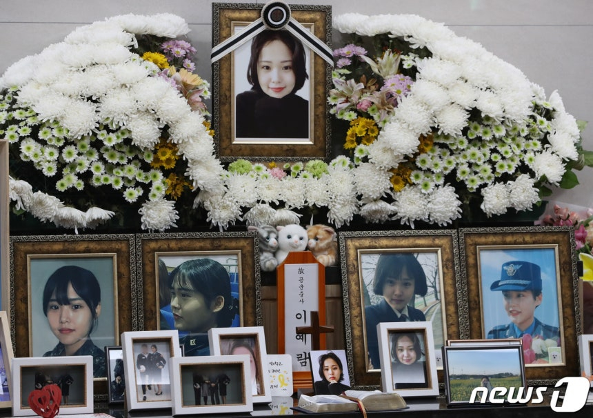 고(故) 이예람 중사 성추행 가해자의 1심 선고 공판이 열린 2021년 12월 17일 오후 경기도 성남시 분당구 국군수도병원 장례식장에 이 중사의 영정사진이 놓여있다. /사진=뉴스1