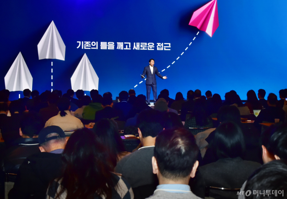 최태원 대한상의 회장이 11일 서울 중구 남대문로 상의회관에서 진행된 '2025 ERT Member’s Day'에 참석, 기조강연을 하고 있다. 대한상공회의소의 신기업가정신협의회(ERT)는 경제계가 각 기업의 고유한 기술과 역량을 활용, 사회적 문제 해결에 기여하기 위한 목적으로 출범한 기업협의체로 현재 1750여 개 기업이 참여하고 있다. /사진=임한별(머니S)