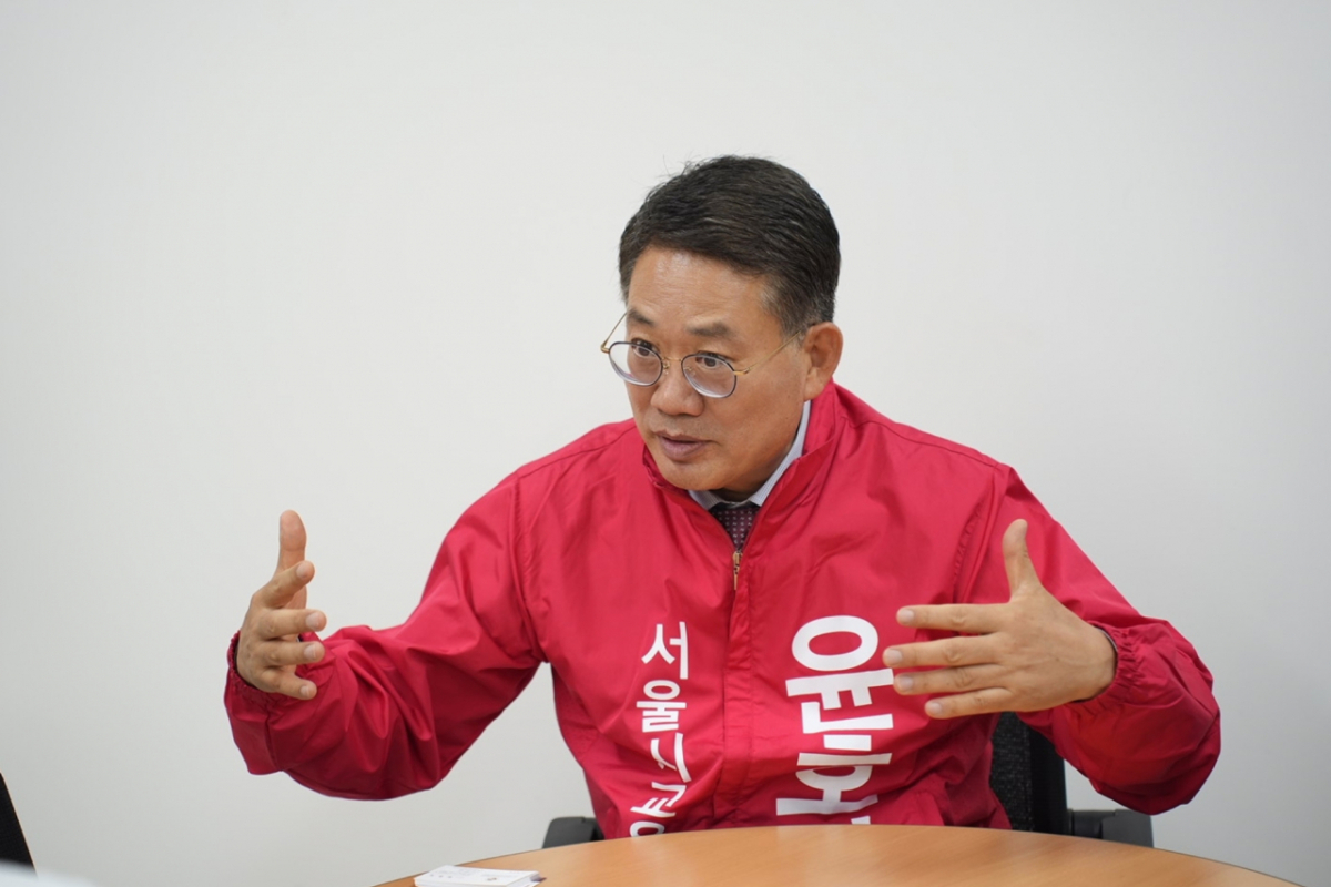 윤호상 서울시교육감 후보가 19일 서울 중구 선거사무소에서 머니투데이와 만나 인터뷰하고 있다./사진제공=윤호상 서울시교육감 후보 선거캠프