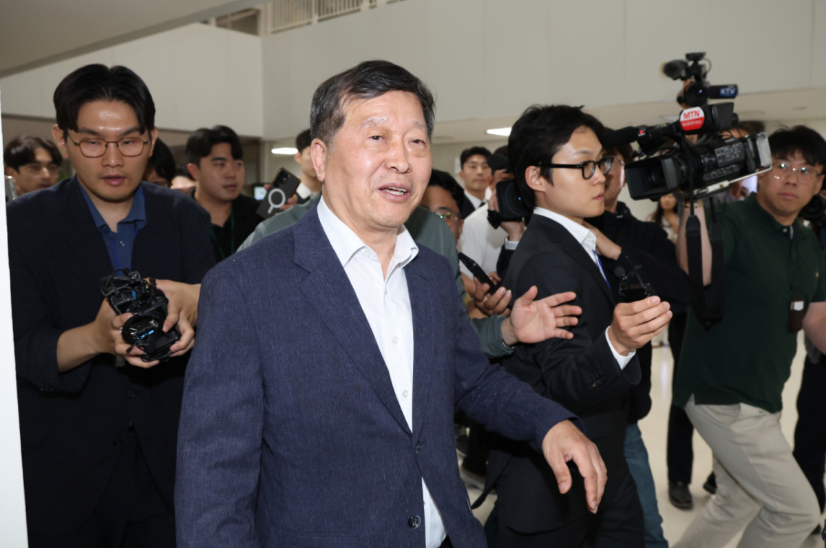 박수근 중앙노동위원회 위원장이 총파업 예고시점을 하루 앞둔 20일 정부세종청사 중앙노동위원회에서 열린 사후조정 회의를 마친 뒤 협상결렬을 묻는 취재진에게 답변하며 이동하고 있다. 2026.5.20/뉴스1 Copyright © 뉴스1. All rights reserved. 무단 전재 및 재배포, AI학습 이용 금지. /사진=(세종=뉴스1)