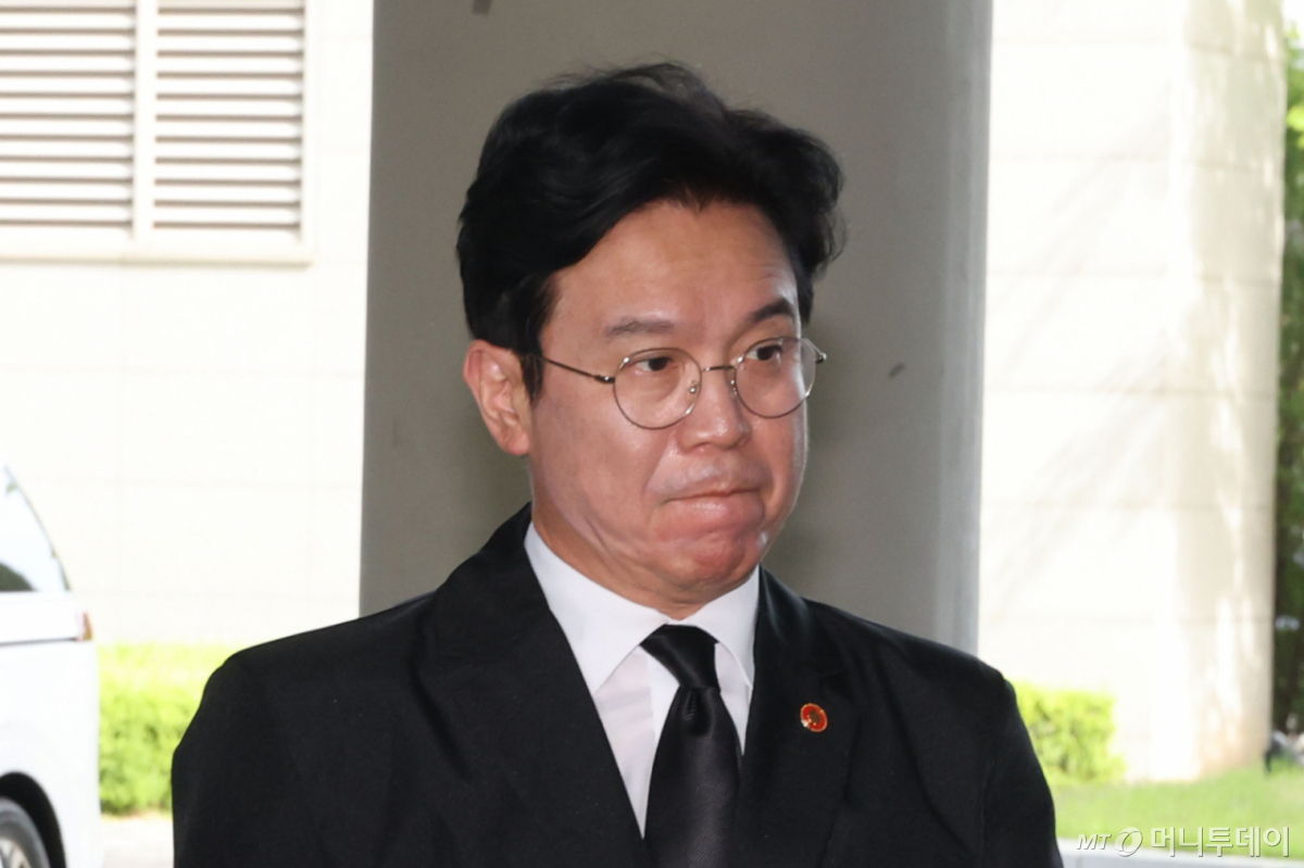 18일 세종시 정부세종청사 중앙노동위원회에서 열린 2차 삼성전자 노사 사후조정 회의가 열리고 있는 가운데 김영훈 고용노동부 장관이 고용노동부청사로 들어가고 있다. (공동취재) 2026.05.18. /사진=뉴시스
