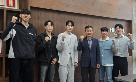 김정환 힘펠 대표(사진 오른쪽 3번째) 및 김준호 화성특례시청 남자 펜싱팀 코치(사진 왼쪽 3번째) 등 후원 전달식 참가자들이 기념사진을 촬영 중이다/사진제공=힘펠