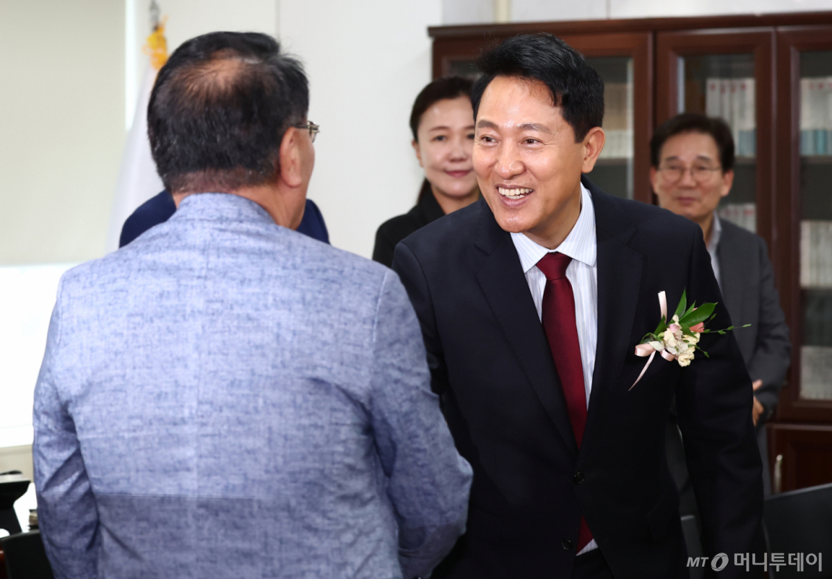 (서울=뉴스1) 김민지 기자 = 오세훈 국민의힘 서울시장 후보가 20일 서울 송파구 교통회관에서 열린 교통회관 회원사 간담회에서 참석자들과 인사하고 있다. 2026.5.20/뉴스1 Copyright © 뉴스1. All rights reserved. 무단 전재 및 재배포, AI학습 이용 금지. /사진=(서울=뉴스1) 김민지 기자