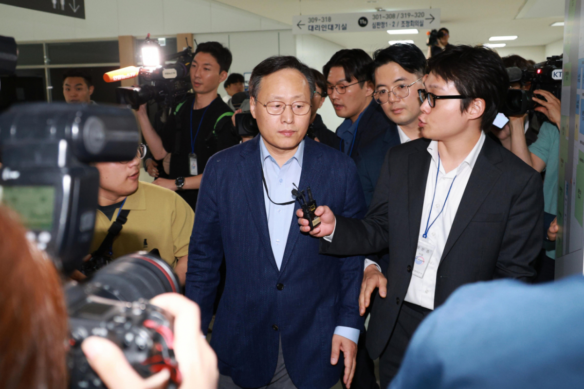 삼성전자 사측 대표교섭위원인 여명구 DS(디바이스솔루션·반도체 사업 담당) 피플팀장이 20일 정부세종청사 중앙노동위원회에서 노사협상 결렬에 따른 입장을 밝힌 뒤 협상장을 떠나고 있다. (공동취재) 2026.05.20. photo@newsis.com /사진=뉴시스
