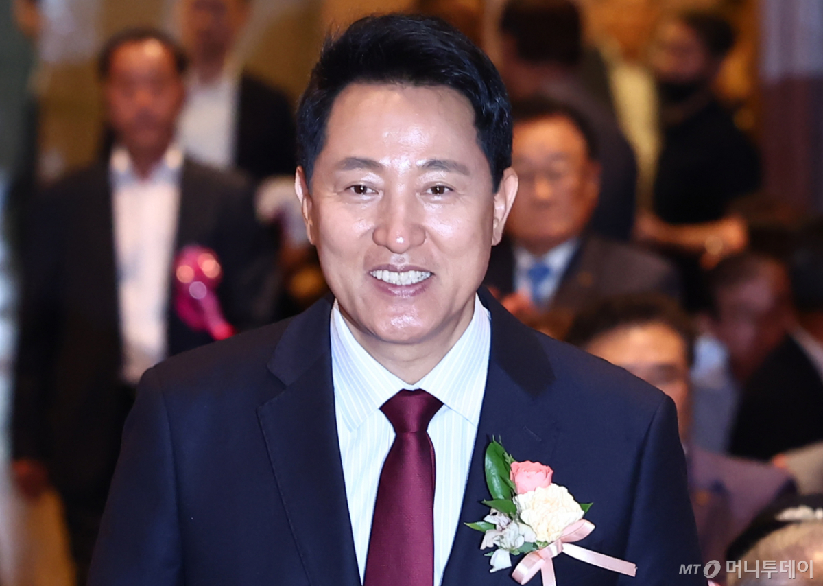 (서울=뉴스1) 김민지 기자 = 오세훈 국민의힘 서울시장 후보가 20일 서울 송파구 교통회관에서 열린 서울시 개인택시운송사업조합 제56주년 창립기념식에 참석하고 있다. 2026.5.20/뉴스1 Copyright © 뉴스1. All rights reserved. 무단 전재 및 재배포, AI학습 이용 금지. /사진=(서울=뉴스1) 김민지 기자