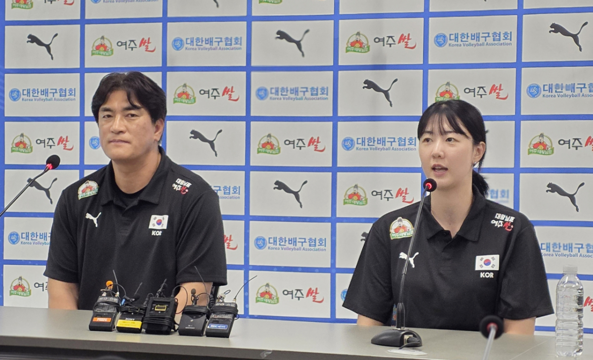 20일 서울 송파구 올림픽회관에서 열린 2026 한국 남·여 배구대표팀 감독 기자회견에 참석한 차상현(왼쪽) 여자대표팀 감독과 주장 강소휘. /사진=김명석 기자