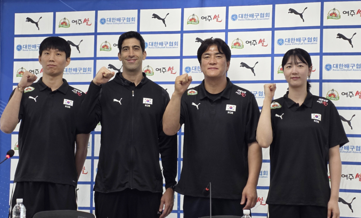 20일 서울 송파구 올림픽회관에서 열린 2026 한국 남·여 배구대표팀 감독 기자회견에 참석한 남자대표팀 주장 황택의(왼쪽부터), 이사나예 라미레스 남자대표팀 감독, 차상현 여자대표팀 감독, 여자대표팀 주장 강소휘. /사진=김명석 기자