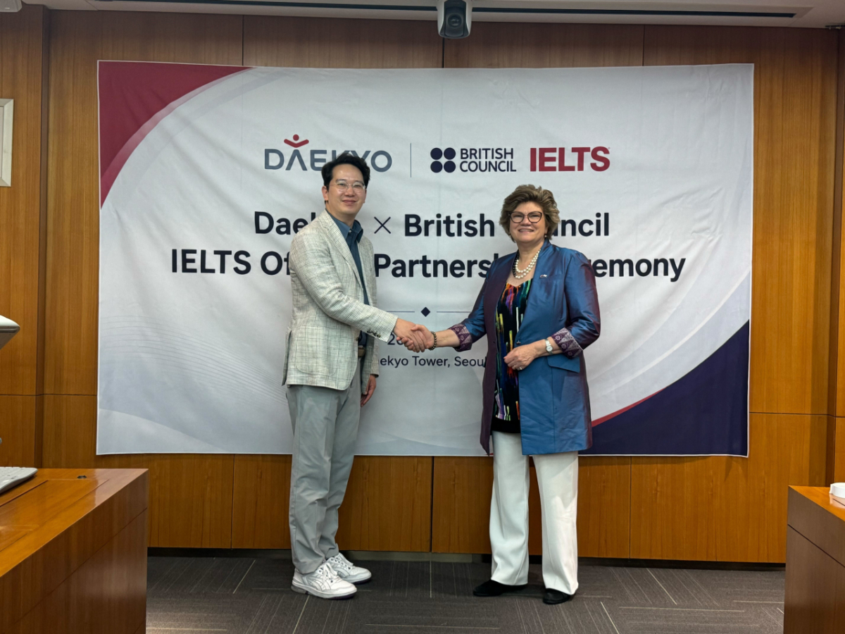 사라 데브롤 주한영국문화원장(오른쪽)과 강호준 대교 대표가 19일 서울 관악구 대교타워에서 진행한 IELTS 공식 협력 확대 기념 행사에서 기념촬영하고 있다./사진제공=주한영국문화원
