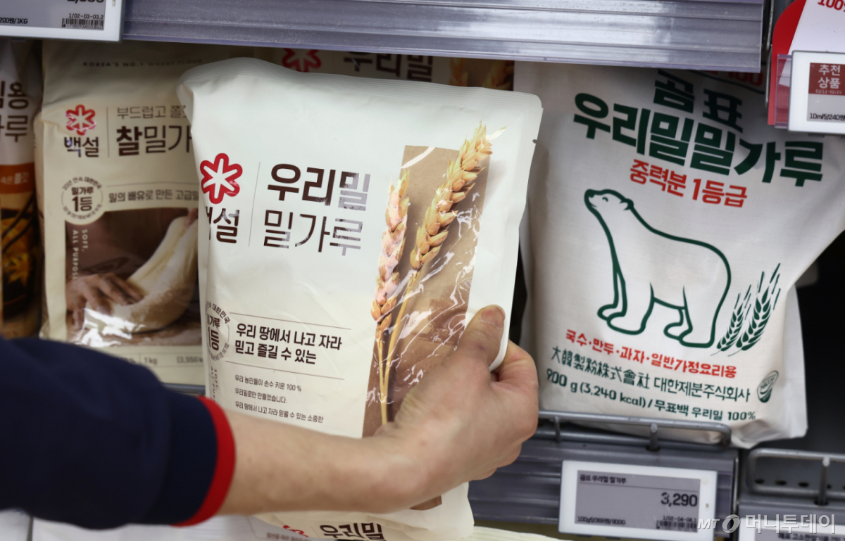(서울=뉴스1) 김민지 기자 = 공정거래위원회가 국내 밀가루 시장의 88%를 점유한 대선제분, 대한제분, 사조동아원, 삼양사, 삼화제분, CJ제일제당, 한탑 등 7개 제분사의 '6년 담합' 혐의에 대한 제재 절차에 착수했다.  2006년 이후 20년 만에 재현된 제분업계 담합 사건으로, 관련 매출액만 5조 8000억원에 달해 최대 1조 2000억 원 규모의 과징금이 예고됐다.  사진은 이날 오후 서울 시내 마트에 놓인 밀가루. 2026.2.20/뉴스1  Copyright © 뉴스1. All rights reserved. 무단 전재 및 재배포,  AI학습 이용 금지. /사진=(서울=뉴스1) 김민지 기자
