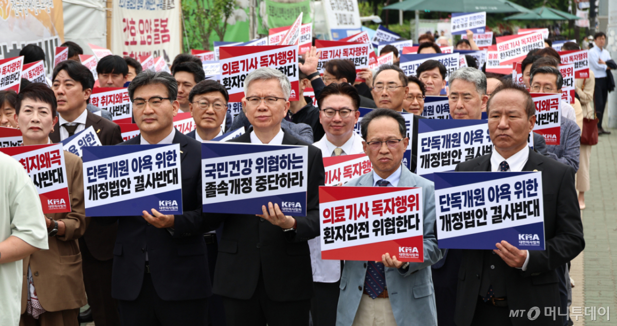 [서울=뉴시스] 김금보 기자 = 김택우 대한의사협회 회장과 이정우 대한치과의사협회 회장직무대행 등 대표자 회원들이 19일 오후 서울 여의도 국회 정문 앞에서 의료기사법 개정 결사 저지, 전국 의사·치과의사 대표자 궐기대회를 하고 있다. 2026.05.19. kgb@newsis.com /사진=김금보