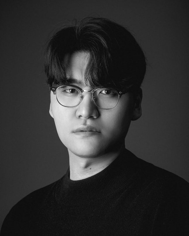 유준호는 "더빙으로 구독자 100만을 넘겨보자는 게 오랜 목표였는데, 112만이라는 숫자까지 와있다는 게 아직도 실감이 잘 안난다. 지금까지 제 목소리를 들어주셔서 감사했다"고 했다. 그러면서 "사실 최근엔 더빙에서 벗어나 연기자로서 새로운 걸 시작하고 있는 시점이었다. 어떻게 보면 자연스러운 마무리일지도 모르겠다는 생각도 든다. 더빙으로서의 유준호는 여기서 마침표를 찍고, 이제 다른 모습으로 찾아뵙겠다. 응원해 주시길 바란다"고 당부했다. /사진=유준호 SNS 캡처