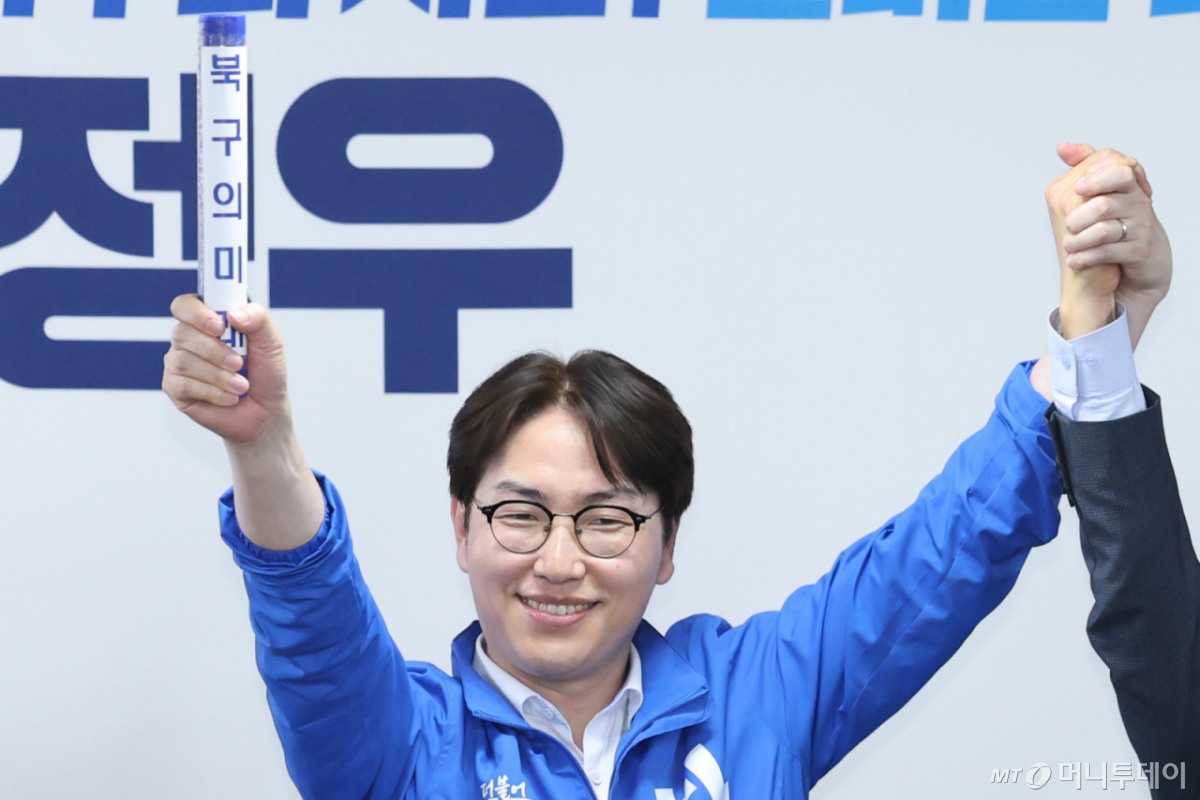 (부산=뉴스1) 신웅수 기자 = 부산 북갑 국회의원 보궐선거에 출마한 하정우 더불어민주당 후보가 10일 부산 북구 자신의 선거사무소 개소식에서 전재수 부산시장 후보로부터 '북구의 미래'가 적힌 배턴을 전달받고 있다. 2026.5.10/뉴스1 Copyright © 뉴스1. All rights reserved. 무단 전재 및 재배포, AI학습 이용 금지. /사진=(부산=뉴스1) 신웅수 기자