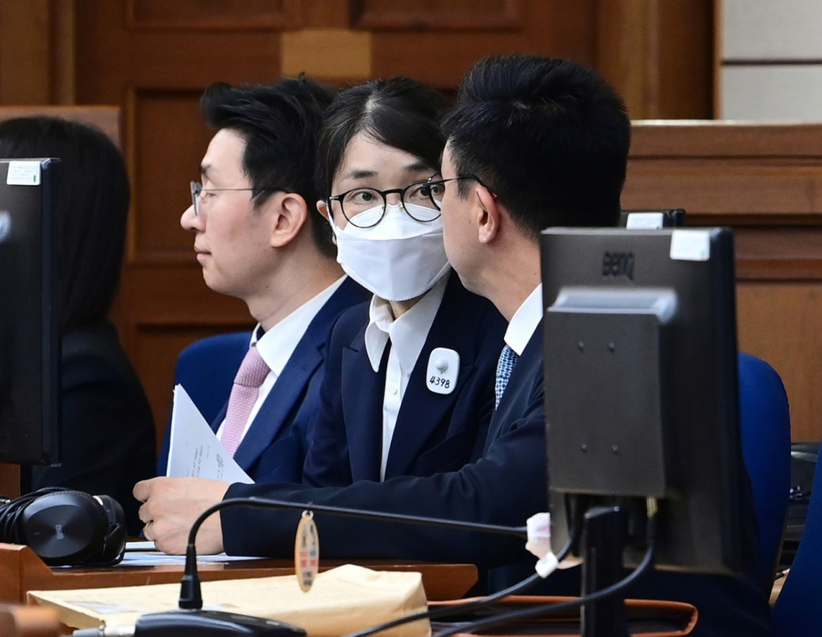김건희 여사가 지난해 9월24일 서울 서초동 서울중앙지법에서 열린 김 여사의 특정범죄가중처벌법상 알선수재 및 자본시장법·정치자금법 위반 등 사건 첫 재판에 출석해 변호사와 대화하는 모습/사진=뉴스1(사진공동취재단)