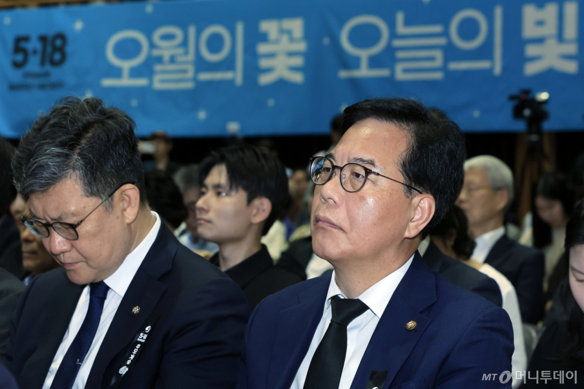 (서울=뉴스1) 박정호 기자 = 송언석 국민의힘 원내대표(오른쪽)가 18일 오전 서울 중구 서울시청 다목적홀에서 열린 5.18민주화운동 제46주년 서울기념식에 참석해 있다. 2026.5.18/뉴스1 Copyright © 뉴스1. All rights reserved. 무단 전재 및 재배포, AI학습 이용 금지. /사진=(서울=뉴스1) 박정호 기자