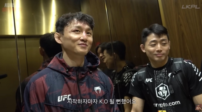 최두호(왼쪽)가 산토스와 경기를 마친 뒤 1라운드 "미들킥을 맞고 시작하자마자 KO 당할 뻔 했다"고 말하고 있다. /사진=최두호 유튜브 채널 '슈퍼보이 최두호' 영상 갈무리