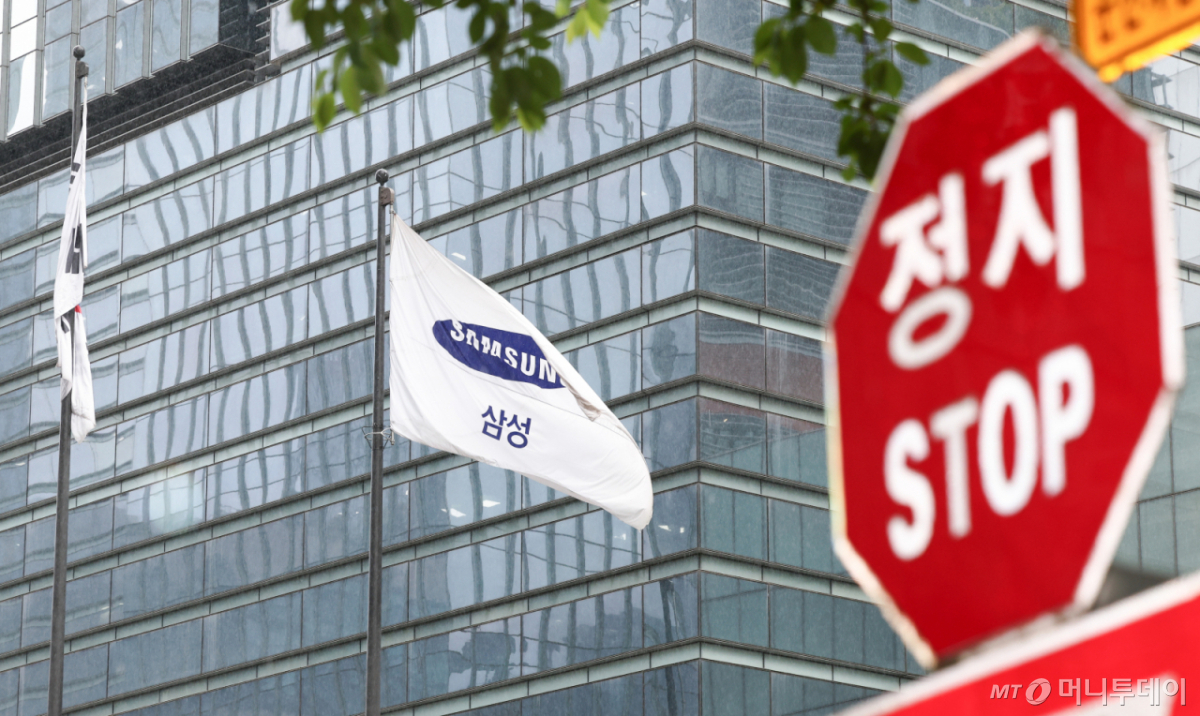 (서울=뉴스1) 최지환 기자 = 삼성전자 노조의 총파업을 앞두고 노사의 중앙노동위원회 조정이 최종 결렬된 20일 오후 서울 서초구 삼성전자 사옥에 걸린 삼성그룹 깃발이 바람에 휘날리고 있다.  노사는 이날 오후 4시 김영훈 고용노동부 장관과 함께 교섭을 재개할 예정이다. 2026.5.20/뉴스1  Copyright © 뉴스1. All rights reserved. 무단 전재 및 재배포,  AI학습 이용 금지. /사진=(서울=뉴스1) 최지환 기자