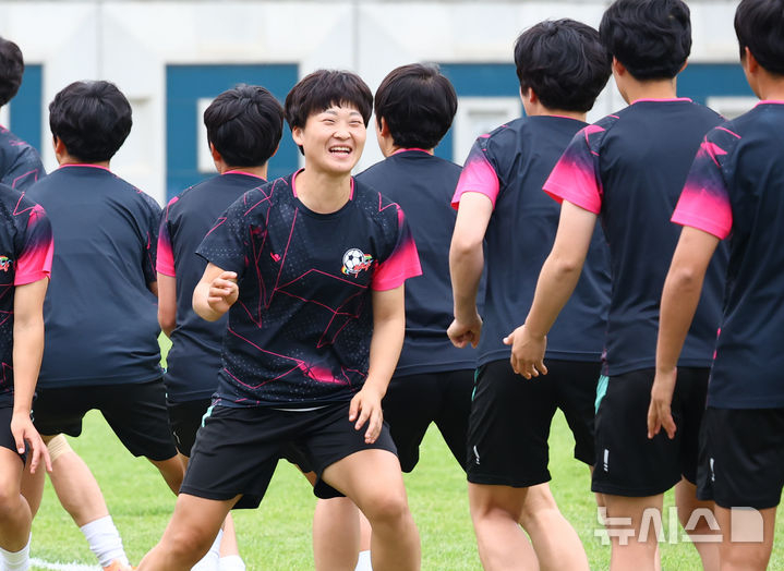 내고향여자축구단 주장 김경영이 훈련 중 미소짓고 있다. /사진=뉴시스
