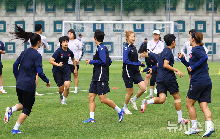 수원FC 위민 선수단이 내고향여자축구단과 경기 전 훈련하고 있다. /사진=뉴시스