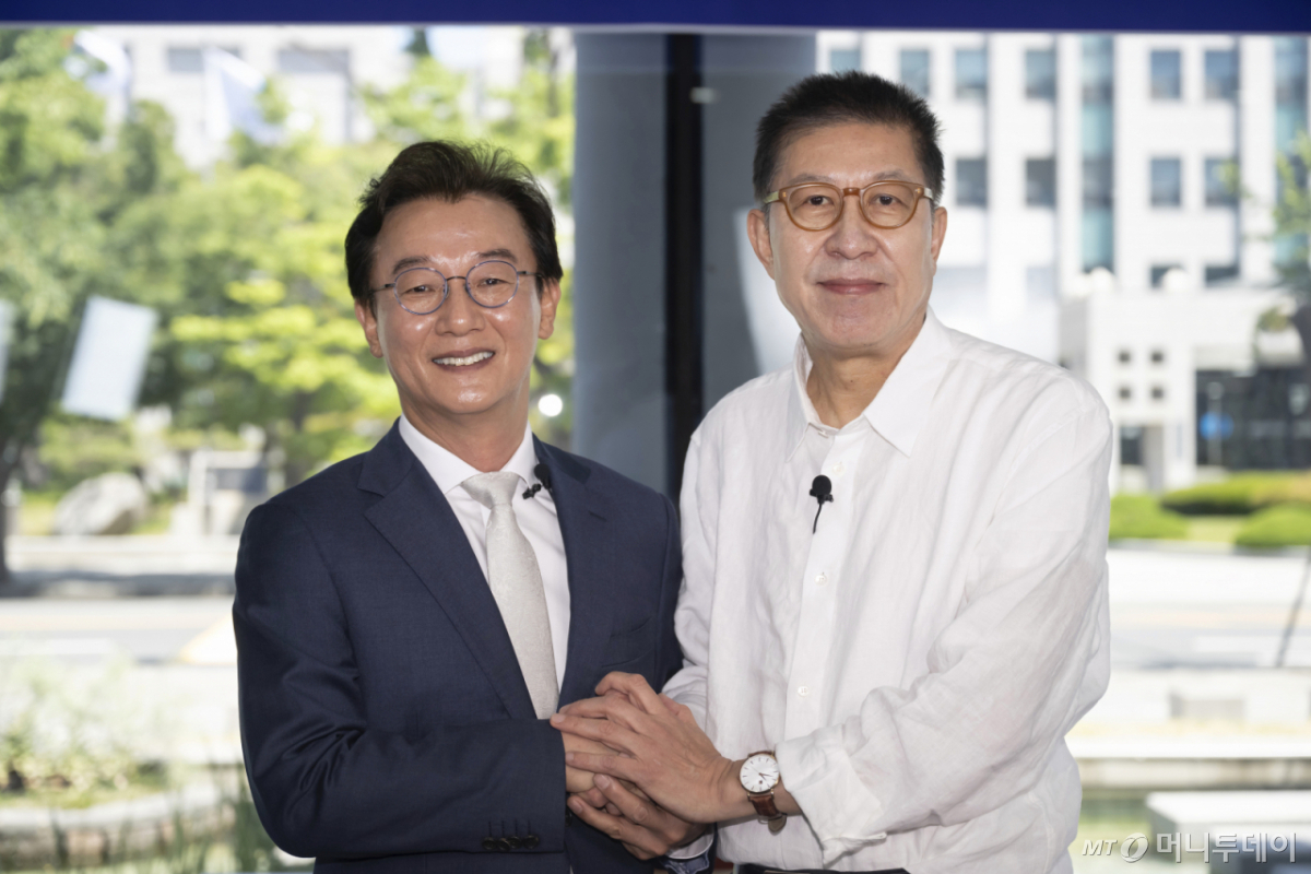 (부산=뉴스1) 윤일지 기자 = 전재수 더불어민주당 부산시장 후보와 박형준 국민의힘 부산시장 후보가 18일 오전 부산 남구 국립부경대학교 대연캠퍼스 동원장보고관에서 열린 국제신문 주최 부산시장 후보 초청 토론회에 앞서 기념촬영을 하고 있다. (국제신문 제공. 재판매 및 DB 금지) 2026.5.18/뉴스1 Copyright © 뉴스1. All rights reserved. 무단 전재 및 재배포, AI학습 이용 금지. /사진=(부산=뉴스1) 윤일지 기자