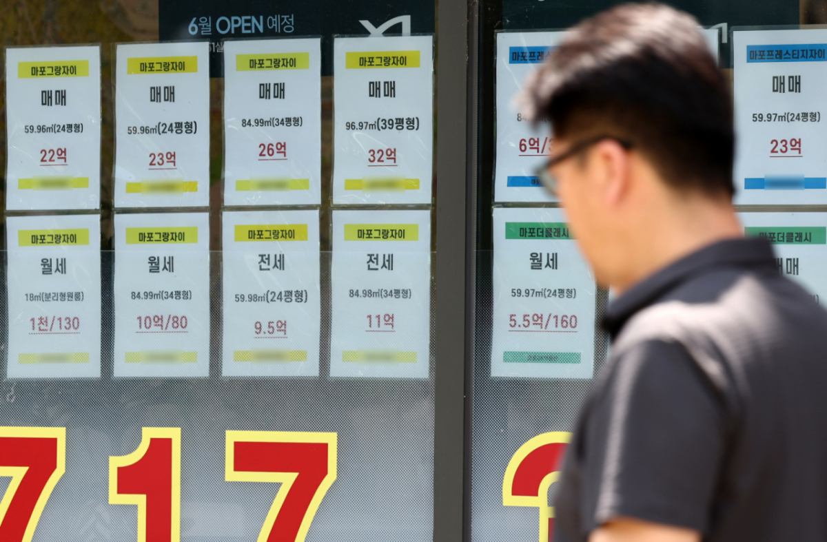 (서울=뉴스1) 최지환 기자 = 18일 한국부동산원 주간아파트가격동향에 따르면, 올해 초부터 5월 2주(11일 기준)까지 서울 아파트 값은 누적 3.10% 상승했다. 이는 지난해 같은 기간 상승률인 1.53%와 비교하면 두 배에 달하는 속도다. 1~4월 서울 아파트 전세가격 누적 상승률은 2.89%로 1년 전 같은 기간의 약 6배에 달한다. 월세 역시 작년 같은 기간보다 4배 이상인 2.39% 올랐다. 사진은 이날 오후 서울 시내 한 공인중개사 사무소의 모습. 2026.5.18/뉴스1 Copyright © 뉴스1. All rights reserved. 무단 전재 및 재배포, AI학습 이용 금지. /사진=(서울=뉴스1) 최지환 기자