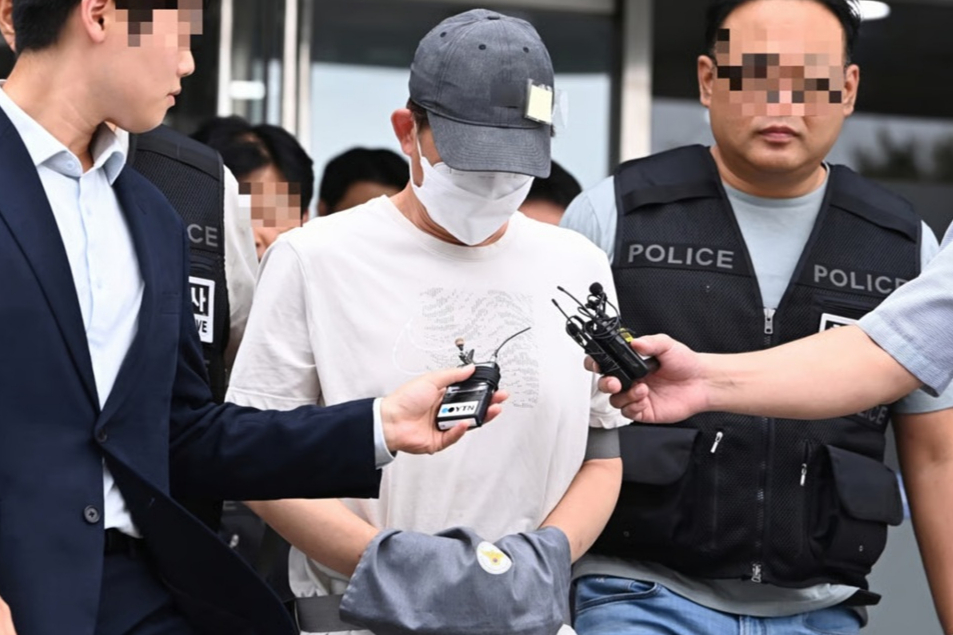 20대 틱토커 살해 혐의를 받는 50대 남성이 지난해 9월 구속 전 피의자 심문(영장실질심사)에 출석하고자 이동 중인 모습. /사진=뉴시스