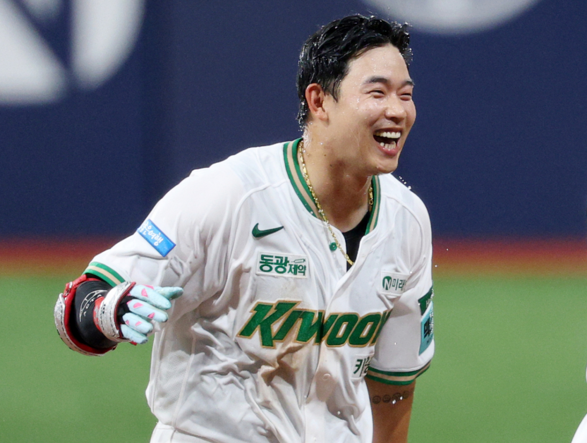 2026 신한 SOL KBO리그 키움 히어로즈 대 SSG 랜더스 경기가 20일 서울 고척스카이돔에서 열렸다. 키움 김웅빈이 9회말 2사 1,2루에서 끝내기 안타를 날린 후 동료들과 기뻐하고 있다. /사진=김진경 kim.jinkyung@