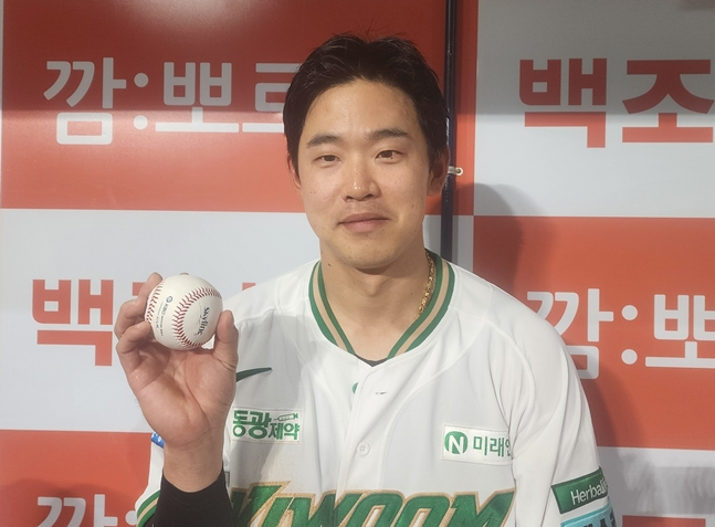 끝내기 안타 기념구를 보여주고 있는 김웅빈. /사진=박수진 기자