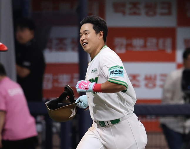 끝내기 홈런 직후 홈으로 들어오고 있는 김웅빈. /사진=키움 히어로즈