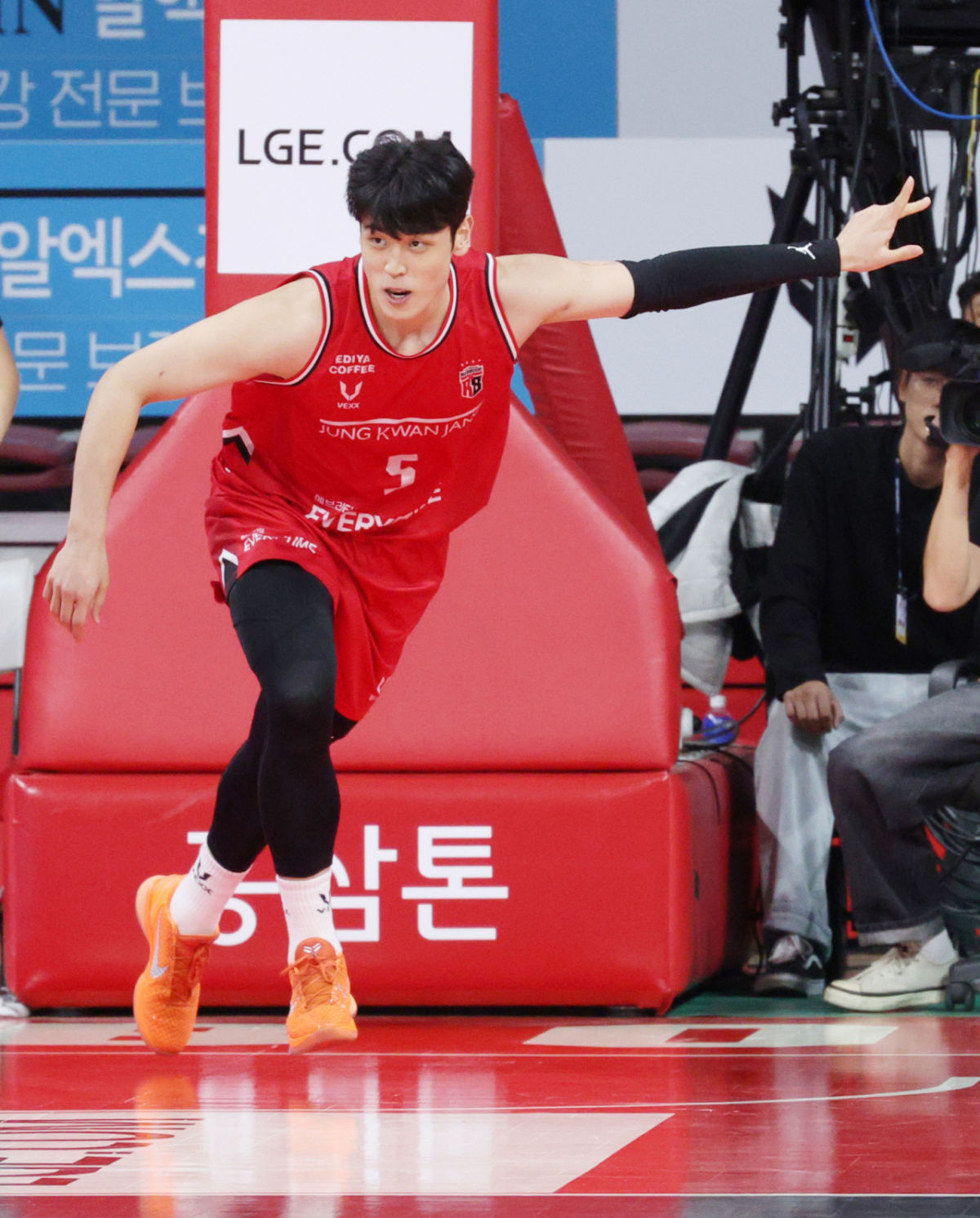 2025-2026 LG전자 프로농구 안양 정관장 대 원주 DB 경기가 13일 경기도 안양 정관장아레나에서 열렸다. 정관장 변준형이 결정적인 공격에 성공한 후 백코트하고 있다. /사진=김진경 kim.jinkyung@