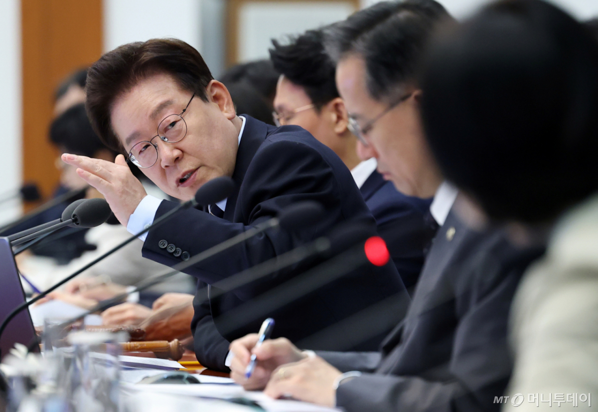 (서울=뉴스1) 허경 기자 = 이재명 대통령이 20일 청와대에서 열린 제22회 국무회의 겸 제9차 비상경제점검회의에서 현수엽 보건복지부 제1차관에게 질문하고 있다. 2026.5.20/뉴스1 Copyright © 뉴스1. All rights reserved. 무단 전재 및 재배포, AI학습 이용 금지. /사진=(서울=뉴스1) 허경 기자