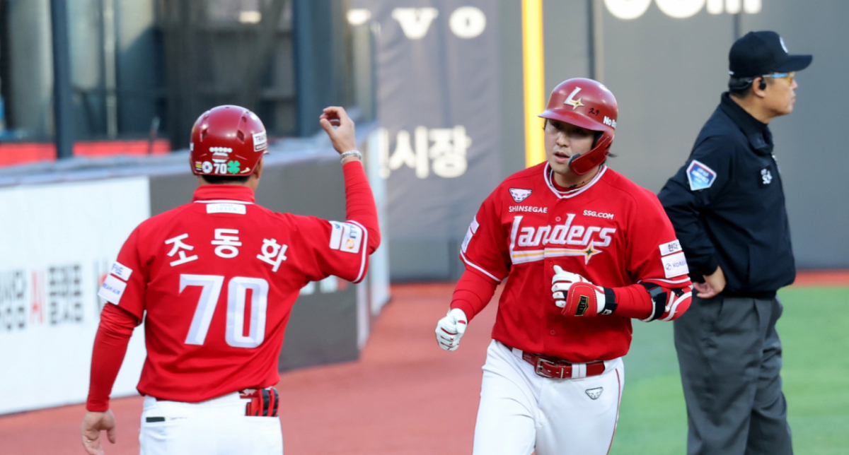 랜더스 3번타자 최정이 12일 위즈파크에서 2026KBO리그 KT위즈와 SSG랜더스 경기 1회초 2사에서 KT 외국인투수 사우어를 상대로 시즌 10호 홈런을 터트리며 21시즌 연속 두자릿수 홈런을 달성했다. . 2026.05.12. /사진=강영조 cameratalks@