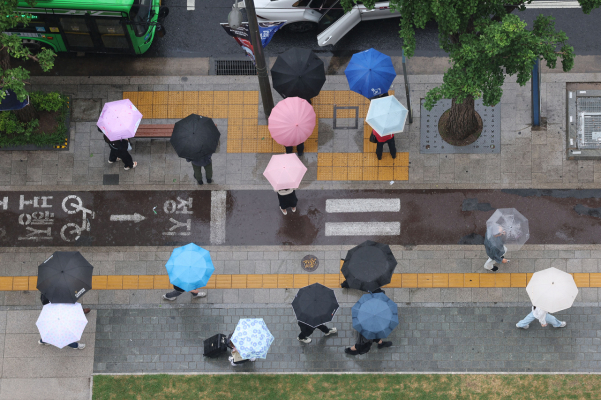 목요일인 21일 전국에 비가 예보된 가운데 중부지방과 남해안, 지리산 부근, 제주도 산지·남부 중산간을 중심으로 강하고 많은 비가 내리는 곳이 있겠다. /사진=뉴시스