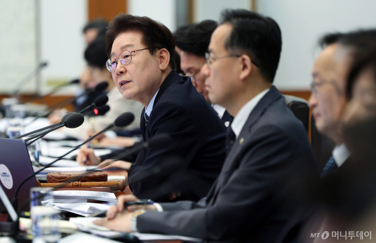 [서울=뉴시스] 고범준 기자 = 이재명 대통령이 20일 청와대에서 열린 제22회 국무회의 겸 제9차 비상경제점검회의에서 발언하고 있다. (청와대통신사진기자단) 2026.05.20. bjko@newsis.com /사진=