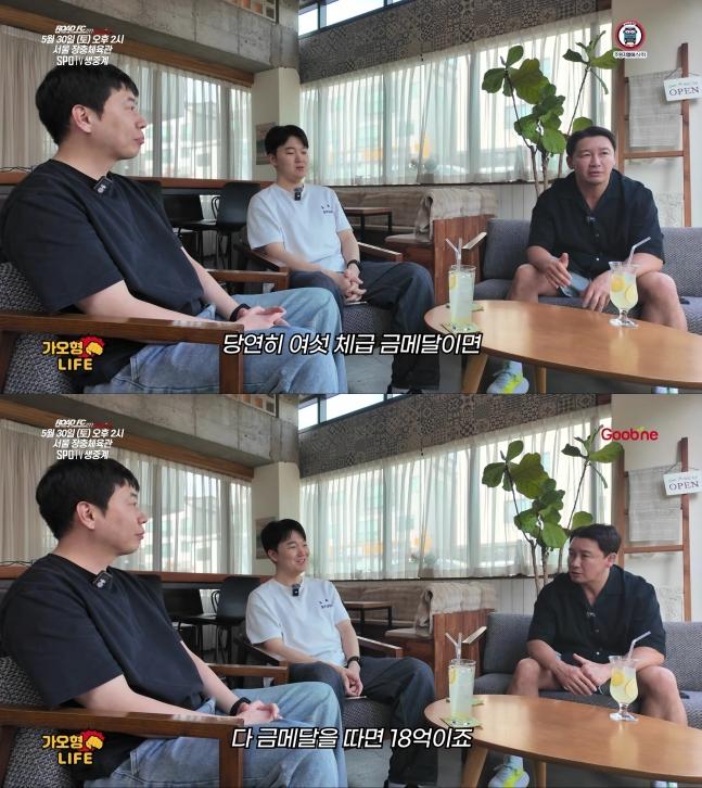 정문홍(오른쪽) 대한MMA총협회 회장이 2026 아이치·나고야 아시안게임 금메달리스트들에게 각 3억원씩, 최대 18억원의 포상금을 지급하겠다고 약속했다. /사진=로드FC 제공
